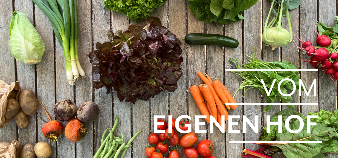 KI generiert: Drei Frauen stehen lachend in einem Feld und halten frisch geernteten Blumenkohl. Der Schriftzug "VOM EIGENEN HOF" ist deutlich sichtbar.