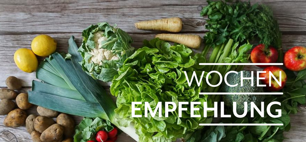 KI generiert: Frisches Gemüse und Obst liegen auf einem Tisch. Text: "WOCHEN EMPFEHLUNG".