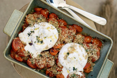 Produktfoto zu Rezept der Woche "Ofen Tomaten mit Crumble und Burrata"
