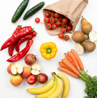 KI generiert: Verschiedene frische Obst- und Gemüsesorten auf weißem Hintergrund arrangiert.