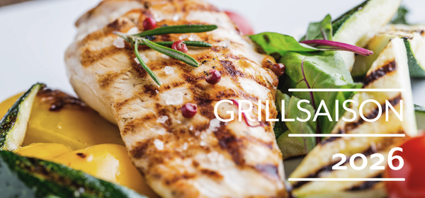 KI generiert: Das Bild zeigt reife Orangen, die an einem Baum hängen. Auf der linken Seite steht der Text "Orangen Kampagne".