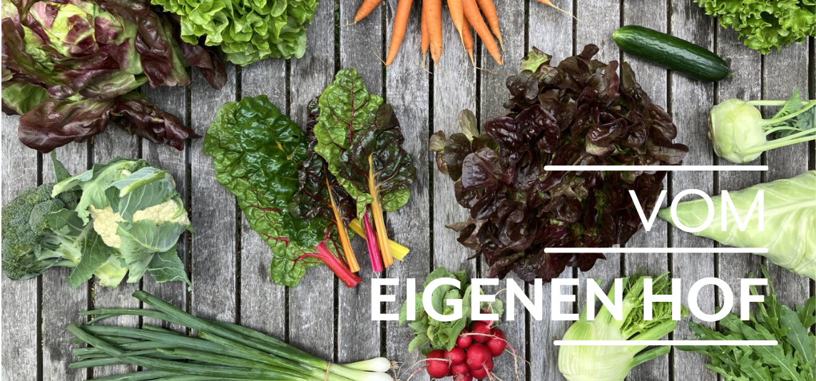 KI generiert: Drei Frauen stehen lachend in einem Feld und halten frisch geernteten Blumenkohl. Der Schriftzug "VOM EIGENEN HOF" ist deutlich sichtbar.