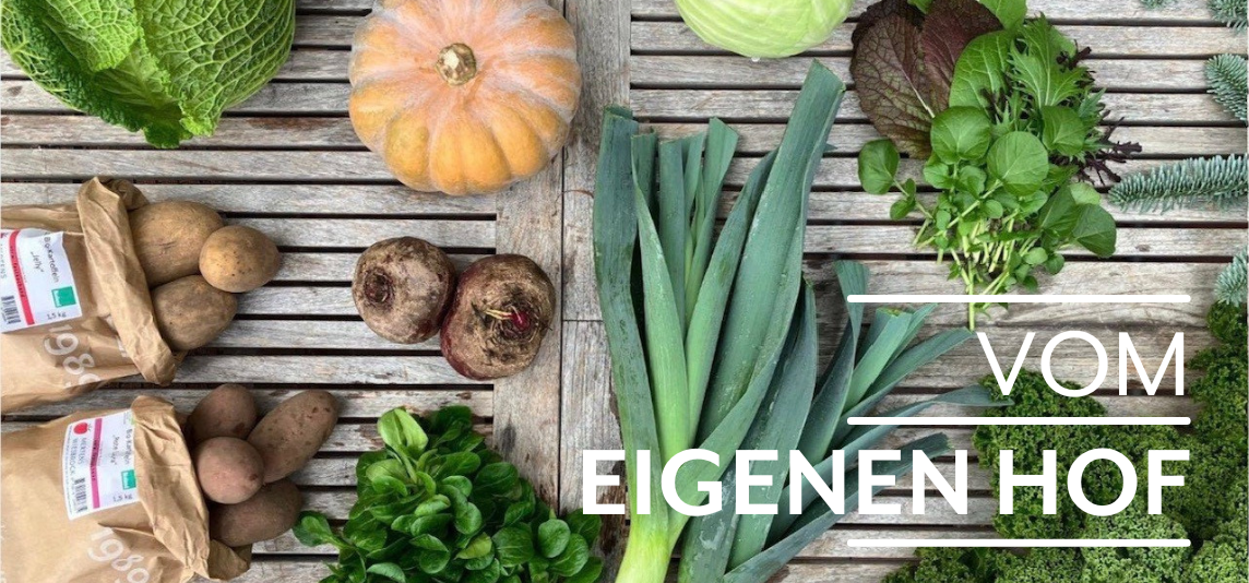 KI generiert: Drei Frauen stehen lachend in einem Feld und halten frisch geernteten Blumenkohl. Der Schriftzug "VOM EIGENEN HOF" ist deutlich sichtbar.