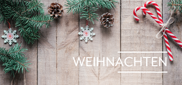 KI generiert: Das Bild zeigt einen rustikalen Holzhintergrund, dekoriert mit Tannenzweigen, Schneeflockenornamenten, Tannenzapfen und Zuckerstangen. In der Mitte steht das Wort "WEIHNACHTEN".