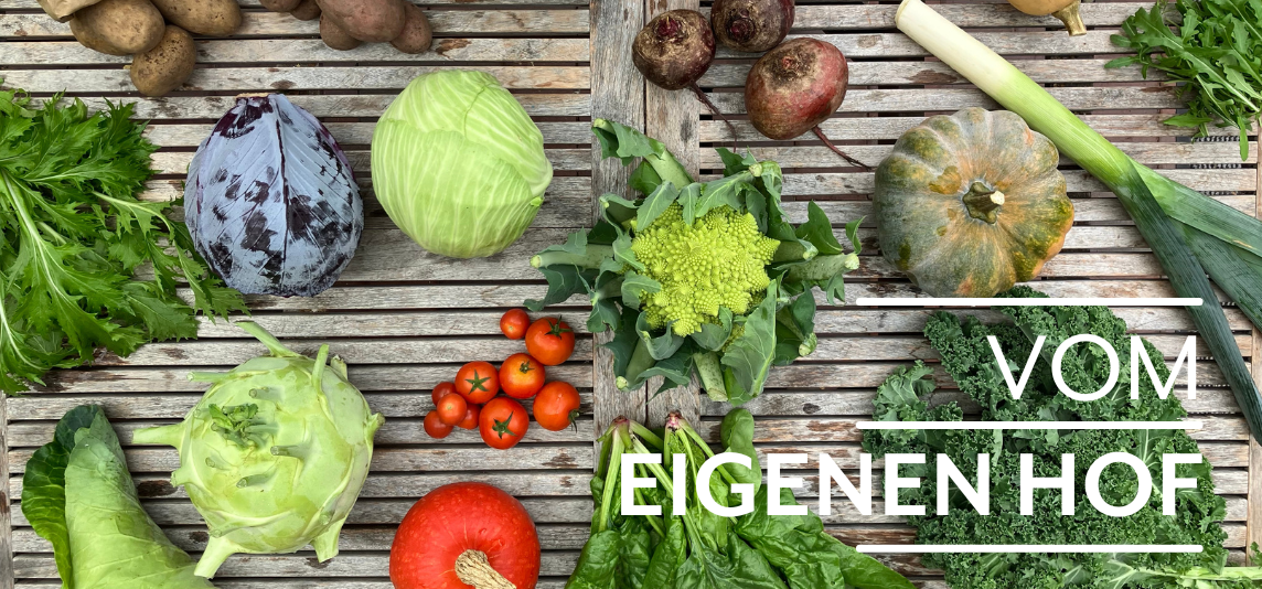 KI generiert: Drei Frauen stehen lachend in einem Feld und halten frisch geernteten Blumenkohl. Der Schriftzug "VOM EIGENEN HOF" ist deutlich sichtbar.