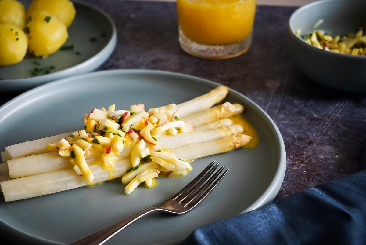 Spargel mit Radieschen-Ei-Vinaigrette