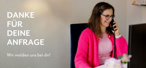 KI generiert: Frau telefoniert lächelnd im Büro. Text: "DANKE FÜR DEINE ANFRAGE. Wir melden uns bei dir!"