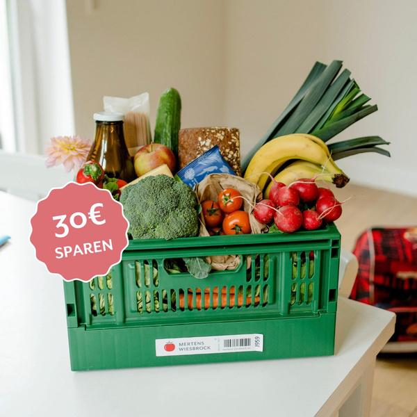 KI generiert: Eine grüne Kiste voller Obst und Gemüse mit dem Text "30€ SPAREN".