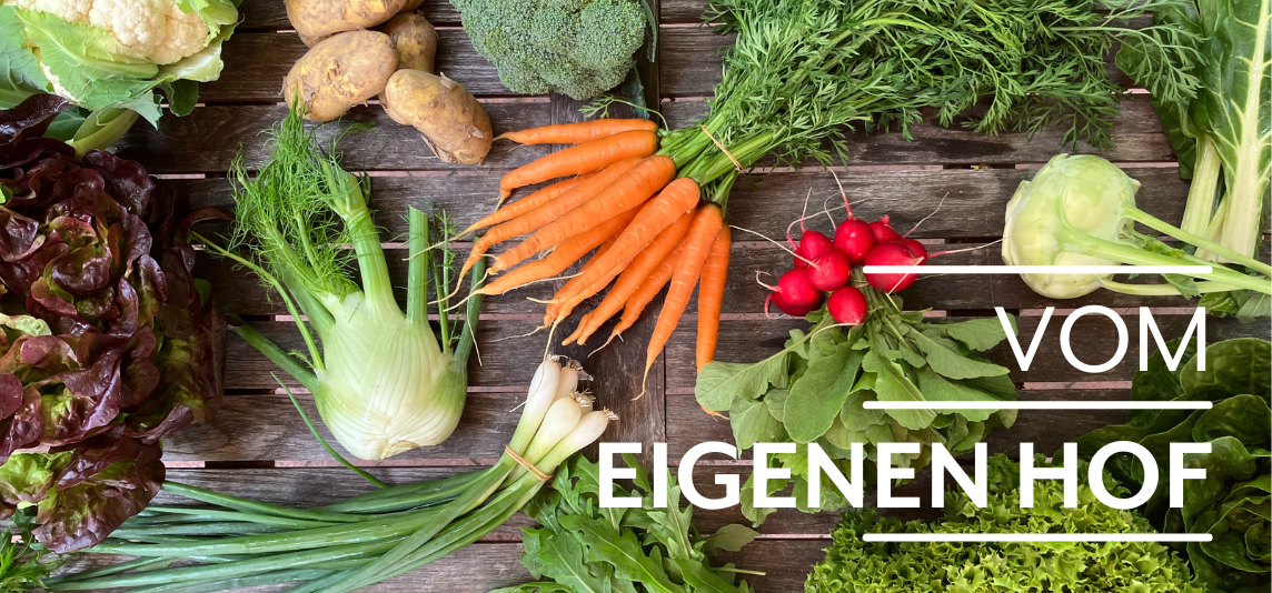 KI generiert: Drei Frauen stehen lachend in einem Feld und halten frisch geernteten Blumenkohl. Der Schriftzug "VOM EIGENEN HOF" ist deutlich sichtbar.