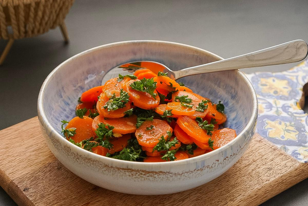 Produktfoto zu Rezept der Woche "Möhrensalat andalusisch"