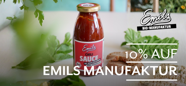 KI generiert: Das Bild zeigt reife Orangen, die an einem Baum hängen. Auf der linken Seite steht der Text "Orangen Kampagne".