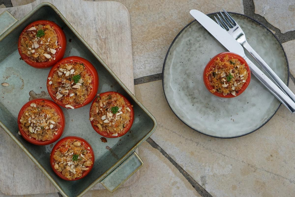 Produktfoto zu Rezept der Woche "Gefüllte Tomaten mit Couscous"