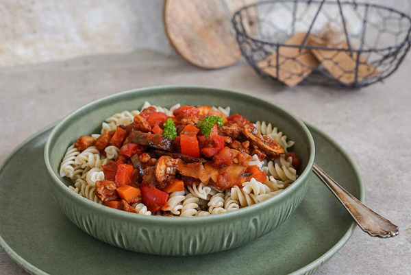 Produktfoto zu Rezept der Woche "Veganes Gulasch"