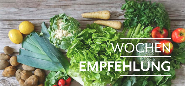 KI generiert: Das Bild zeigt reife Orangen, die an einem Baum hängen. Auf der linken Seite steht der Text "Orangen Kampagne".