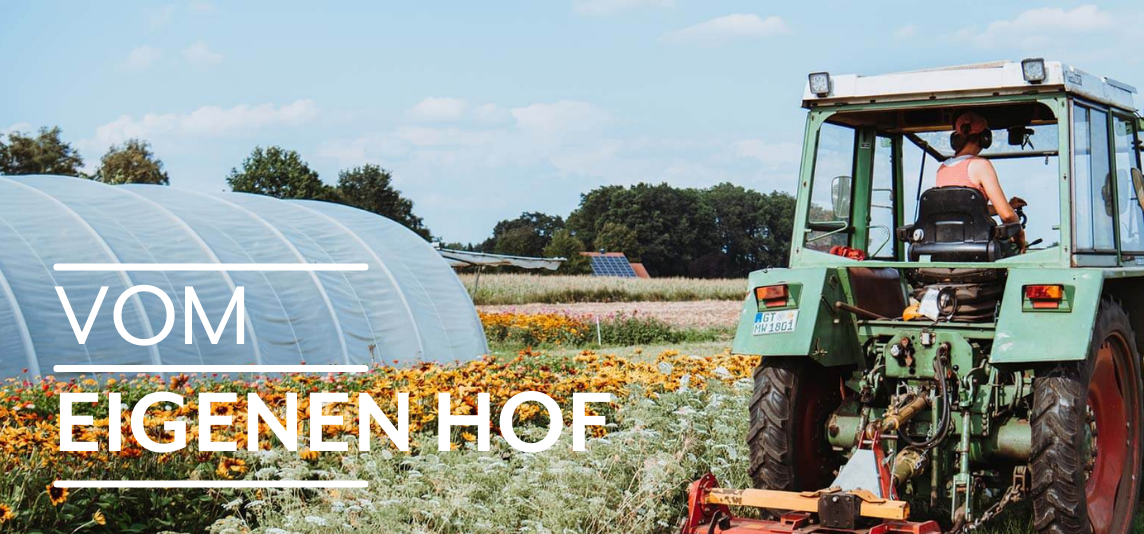 KI generiert: Drei Frauen stehen lachend in einem Feld und halten frisch geernteten Blumenkohl. Der Schriftzug "VOM EIGENEN HOF" ist deutlich sichtbar.