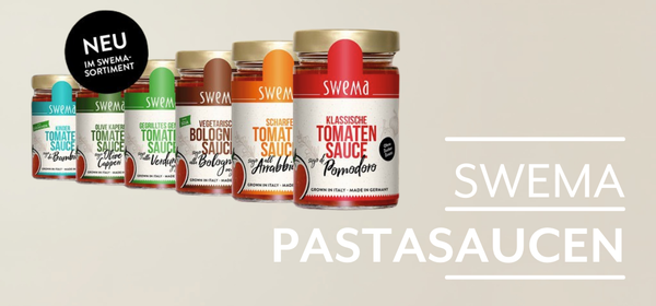 KI generiert: Gläser mit verschiedenen Swema Pastasaucen. Text: "NEU IM SWEMA SORTIMENT" und "SWEMA PASTASOSAUEN".