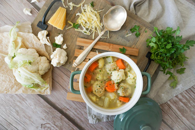 Produktfoto zu Rezept der Woche "Gemüsesuppe mit Käseklösschen"