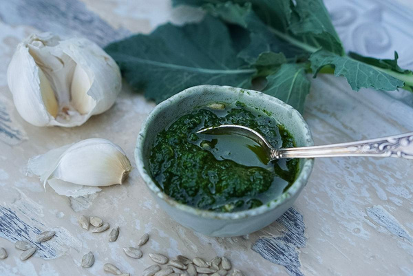 Produktfoto zu Rezept der Woche "Kohlrabi-Blätter Pesto"
