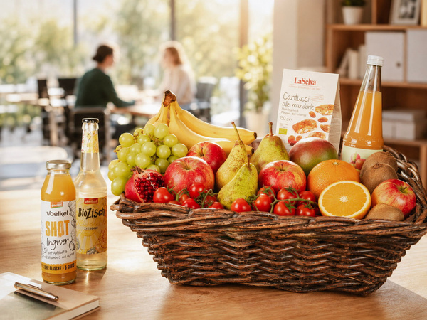KI generiert: Frisches Obst und Gemüse auf einem Marktstand. LaScha Kartoffeln alle mandorle 500g.
