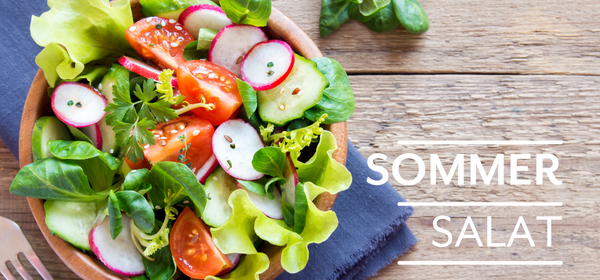 KI generiert: Ein frischer Sommersalat in einer Schüssel. Text: "SOMMER SALAT".