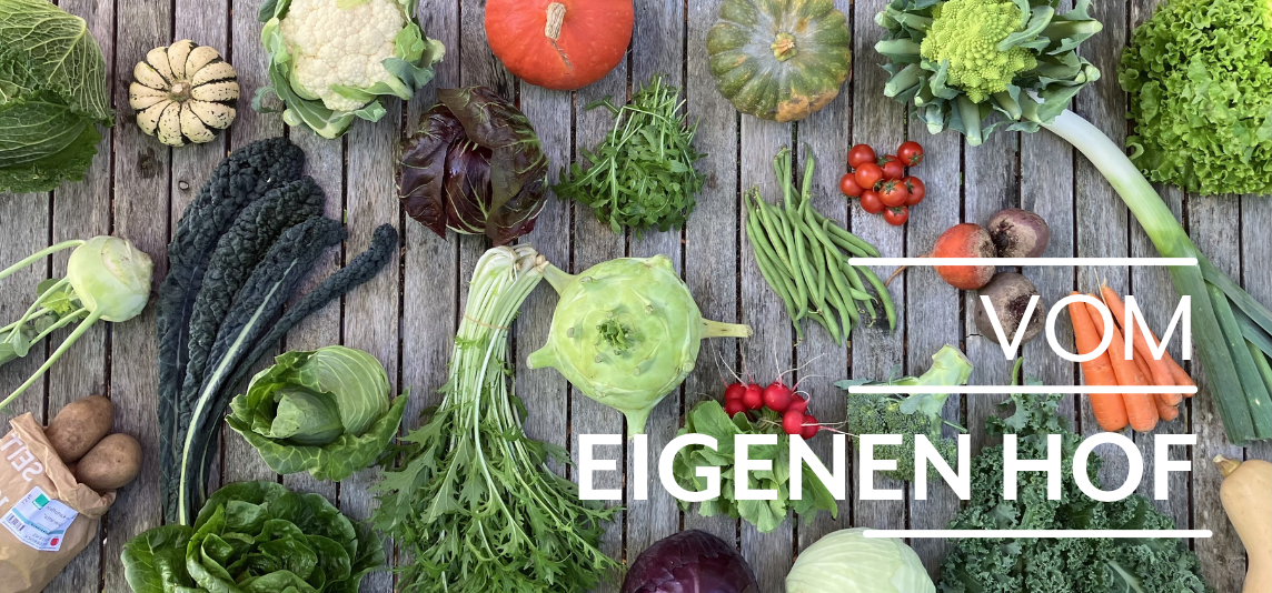 KI generiert: Drei Frauen stehen lachend in einem Feld und halten frisch geernteten Blumenkohl. Der Schriftzug "VOM EIGENEN HOF" ist deutlich sichtbar.