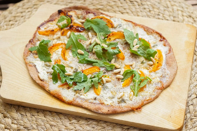 Produktfoto zu Rezept der Woche "Aprikosen Flammkuchen"
