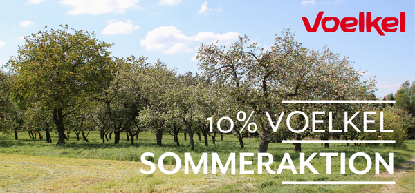 KI generiert: Obstwiese mit Bäumen, Text: "10% VOELKEL SOMMERAKTION" und "Voelkel" oben rechts.