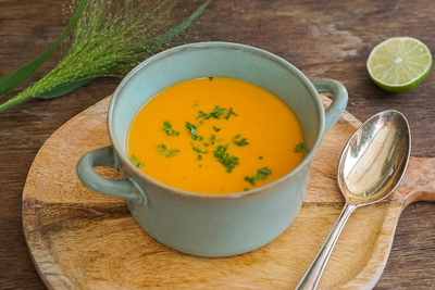 Produktfoto zu Rezept der Woche "Möhrensuppe mit Kokosmilch & Erdnüssen"